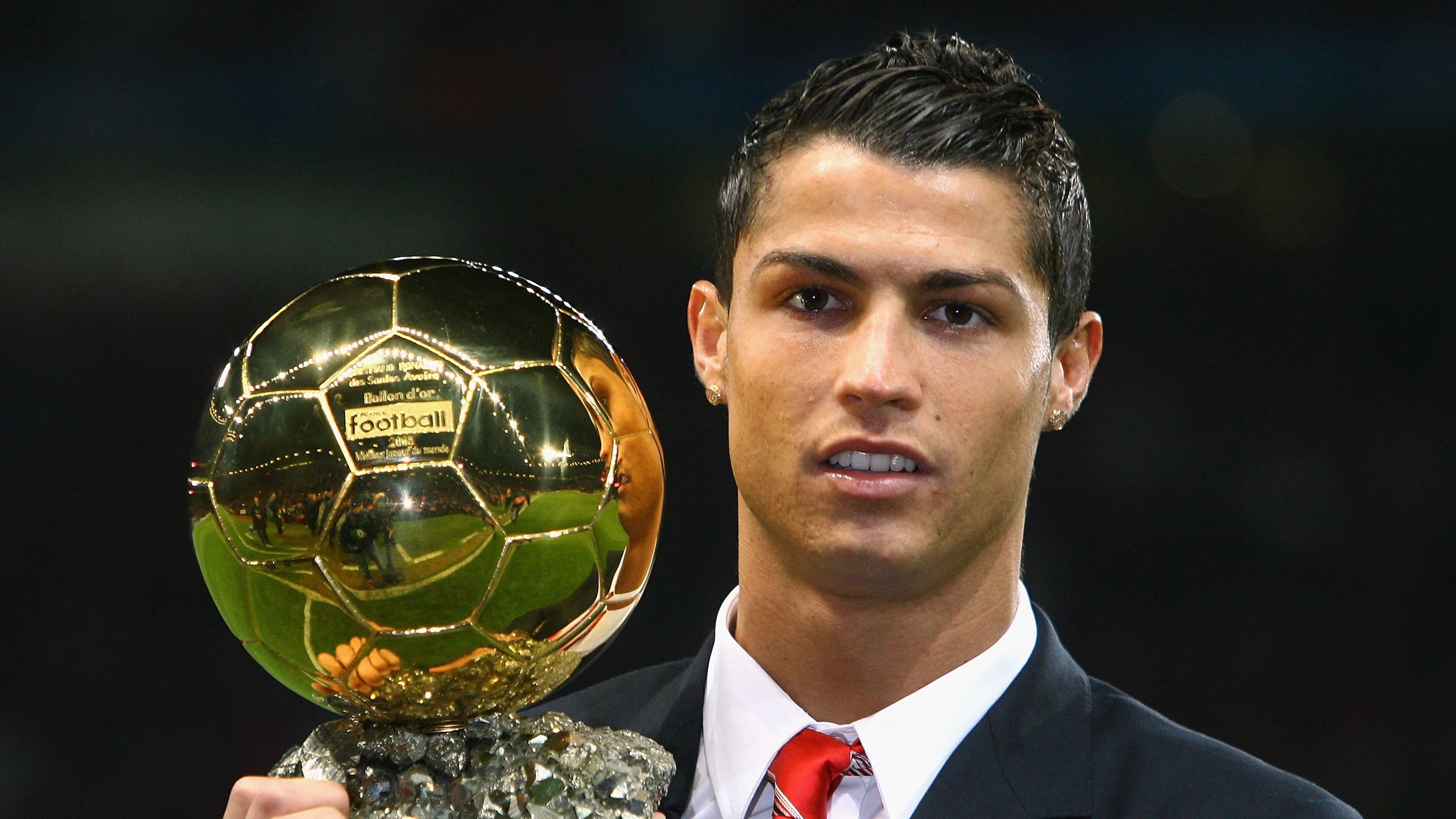 上海海港首回合横扫皇家马德里，詹姆斯砍下4记关键球，全场沸腾